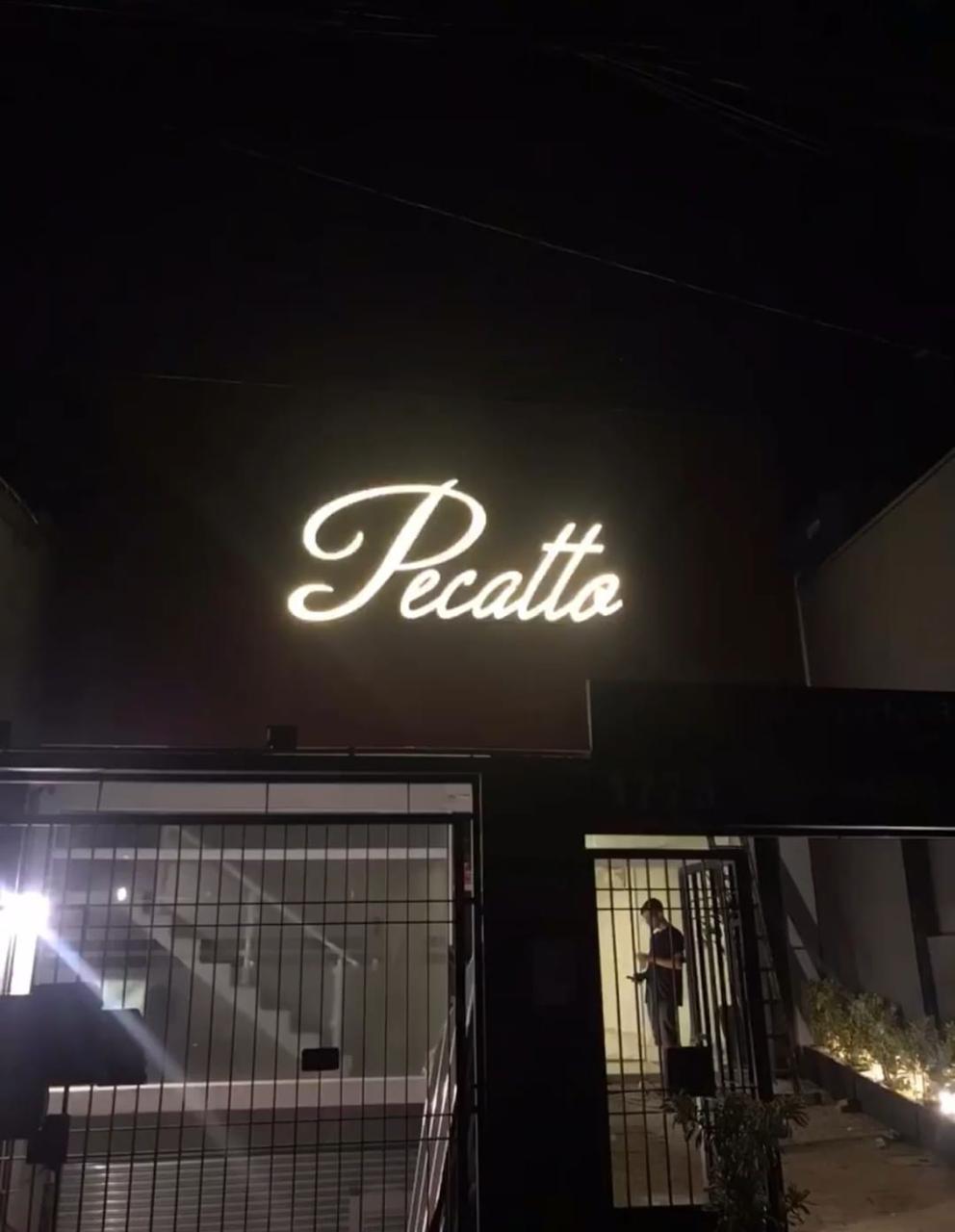 Letra caixa com LED instalada em fachada