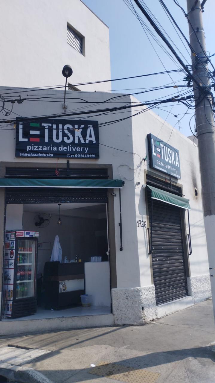 Fachada de loja de rua com letreiro