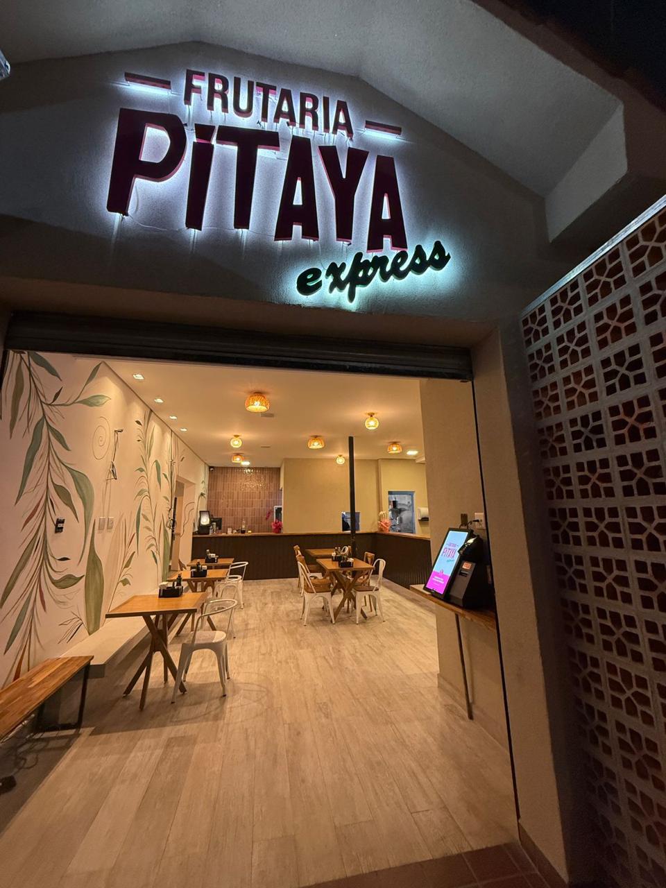Fachada de frutaria com letreiro personalizado